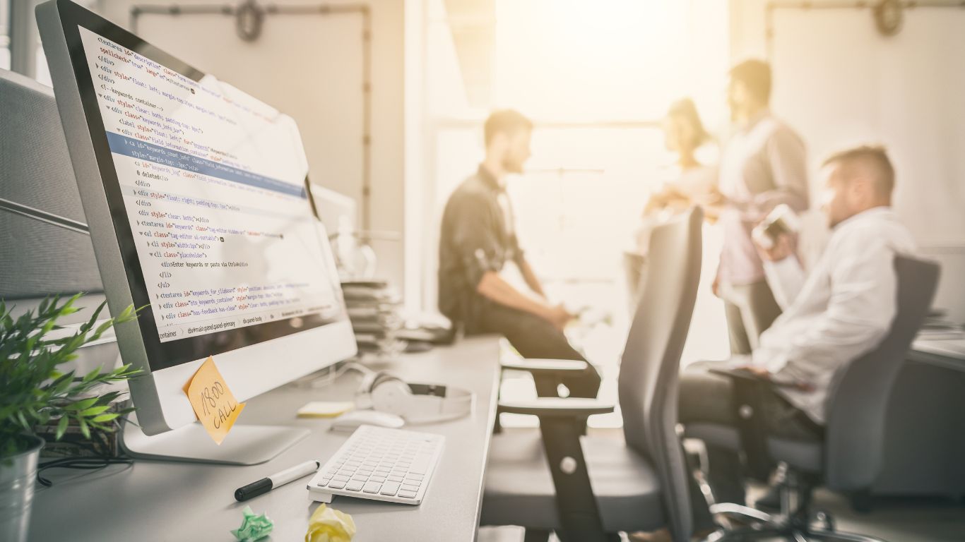 Κατασκευή Ιστοσελίδων, εργαζόμενοι βρίσκονται στο γραφείο